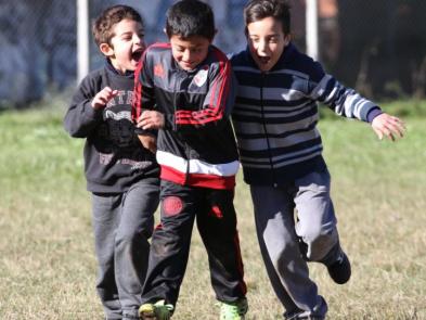 Los chicos festejan el gol y felicitan a su amigo.